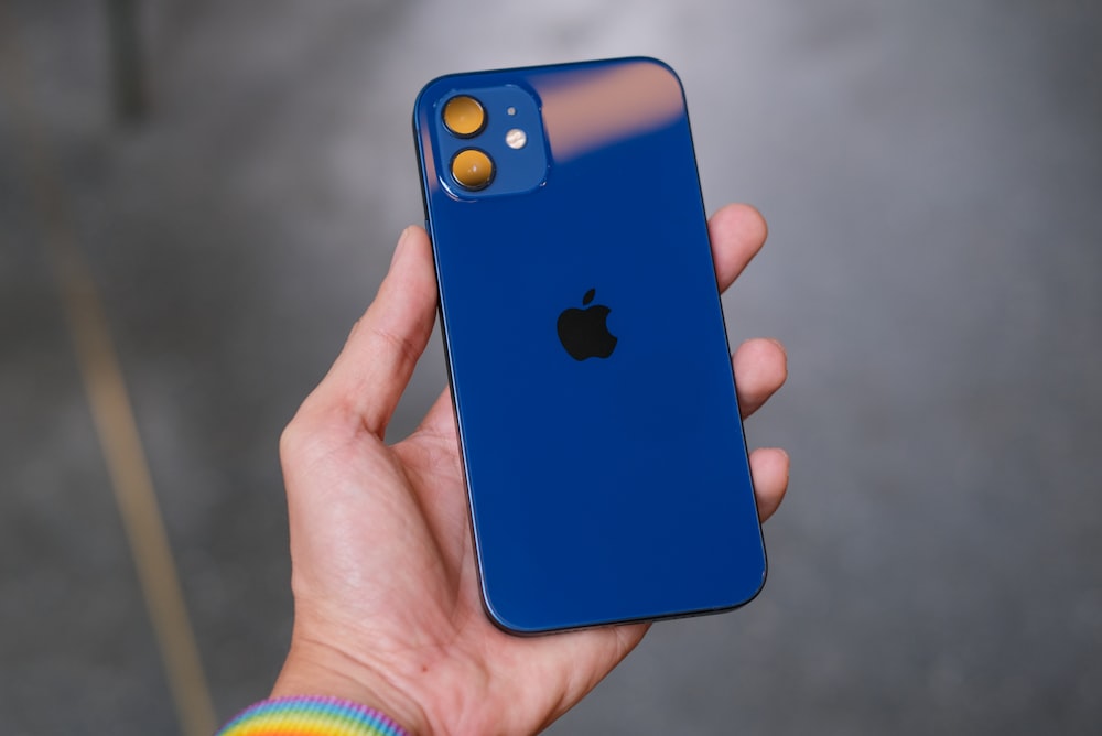 青いiPhoneケース付きの青いiPhone5C