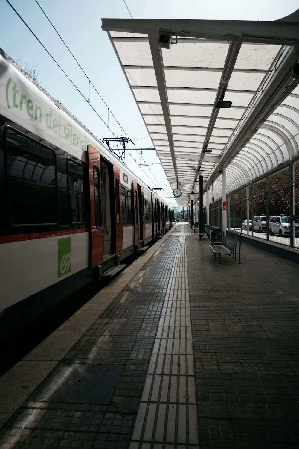 Tren rojo y blanco en la estación de tren