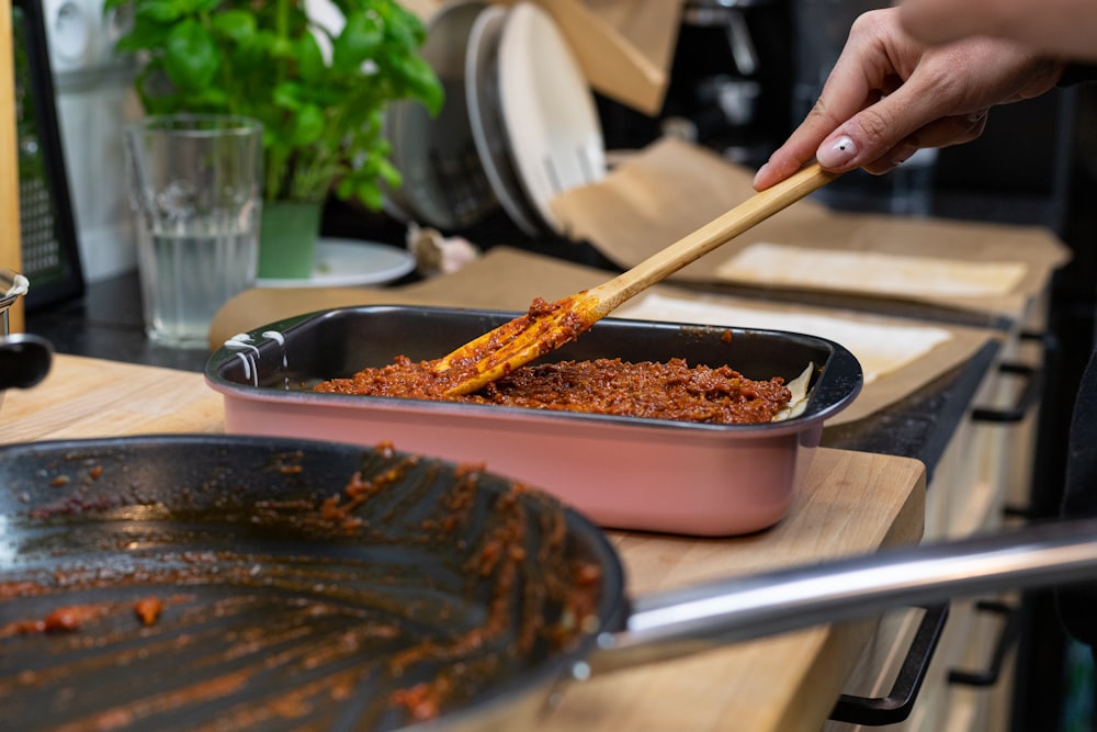 bacchette di legno marroni su ciotola di ceramica nera