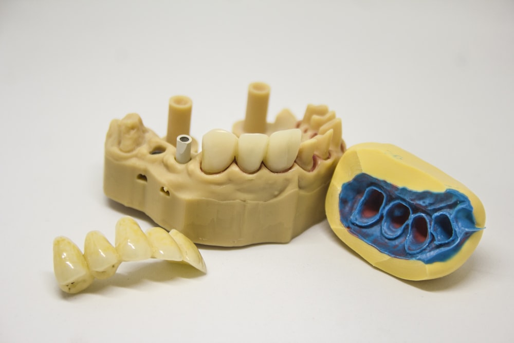 giocattolo di plastica giallo e blu