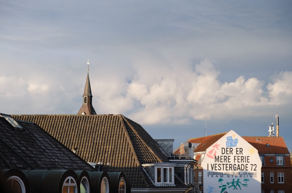 maisons sous un ciel nuageux blanc pendant la journée