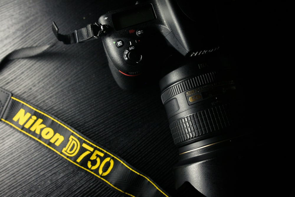 블랙 니콘 DSLR 카메라 검정색과 노란색 섬유