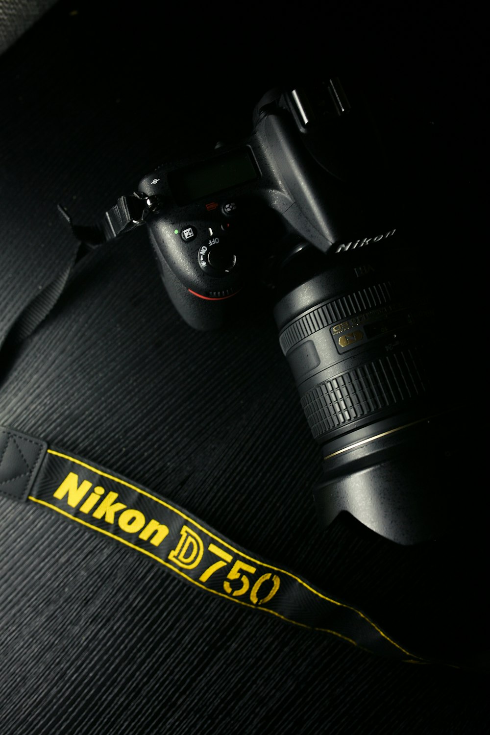 Fotocamera DSLR Nikon nera su tessuto grigio