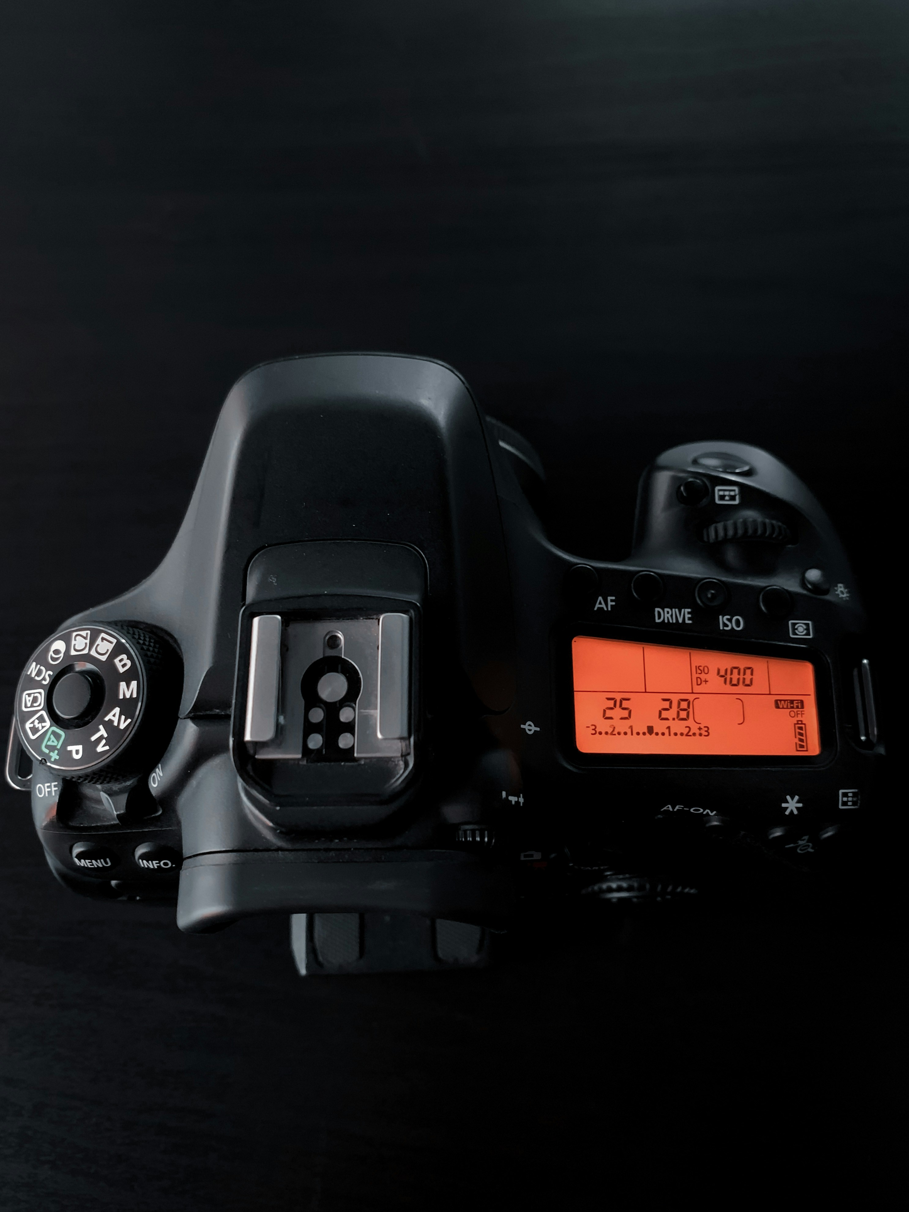 10 00の黒いデジタル時計