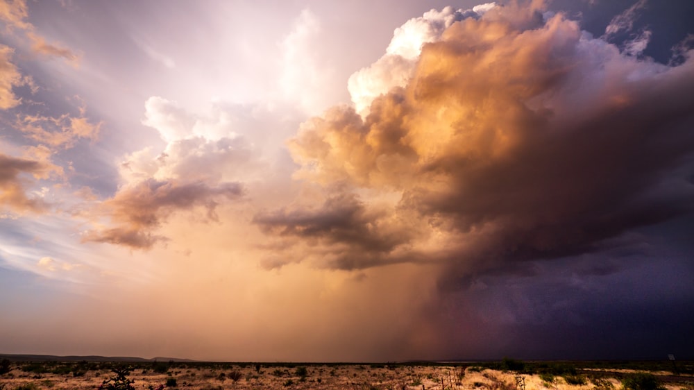 Weiße Wolken über dem Meer tagsüber