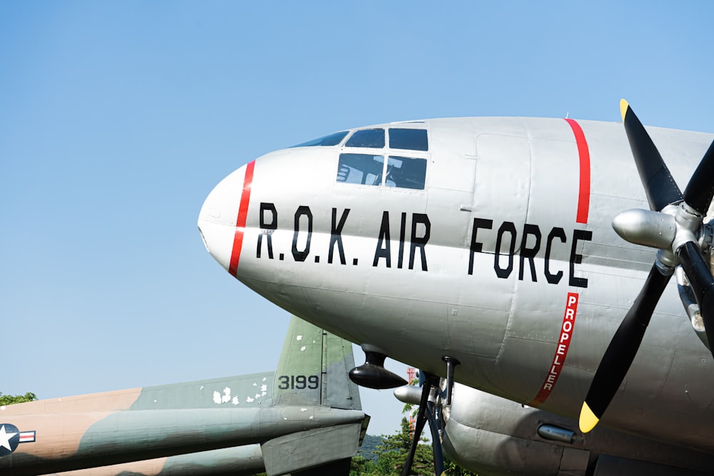 Avión blanco y rojo