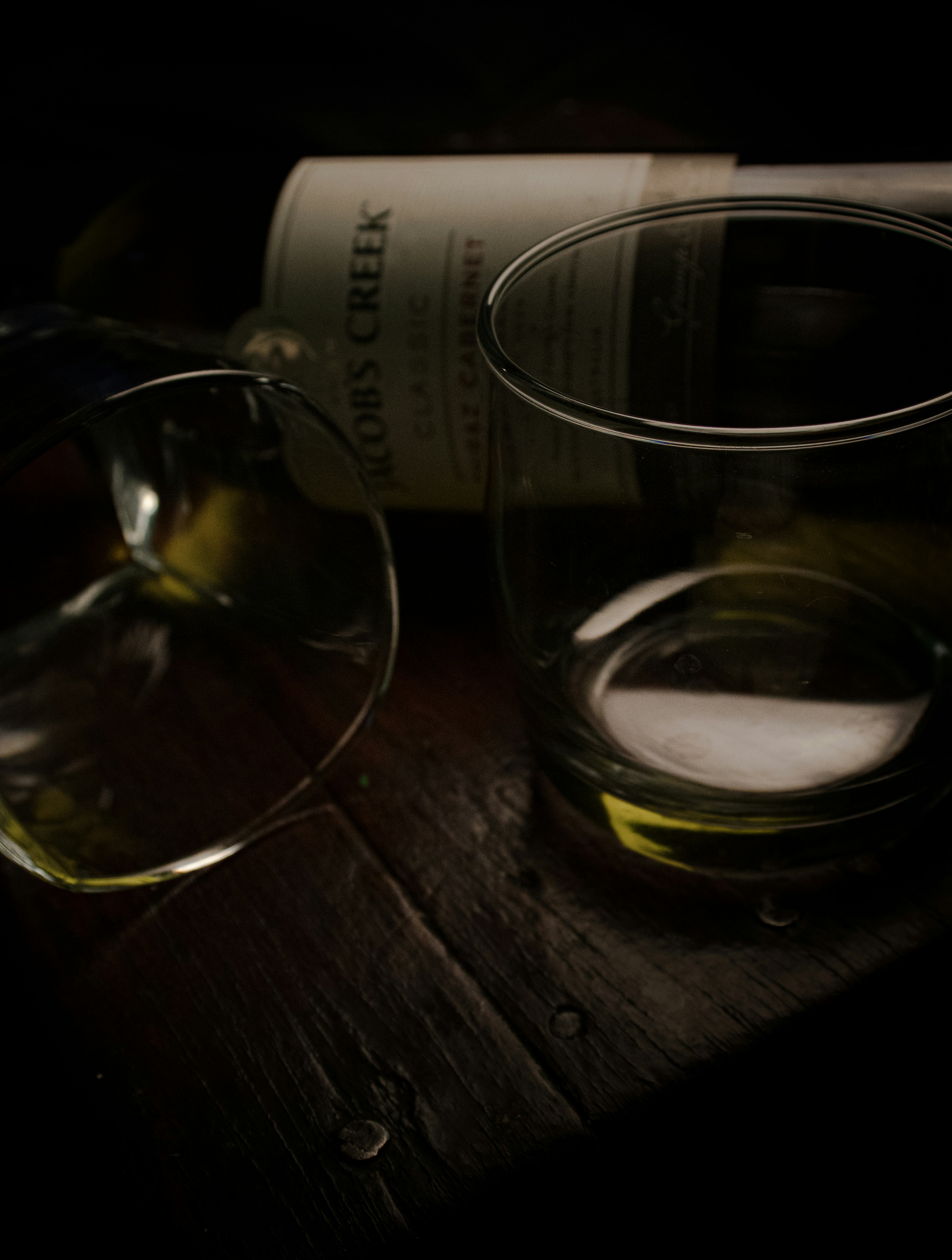 茶色の木製テーブルの上の透明なコップ