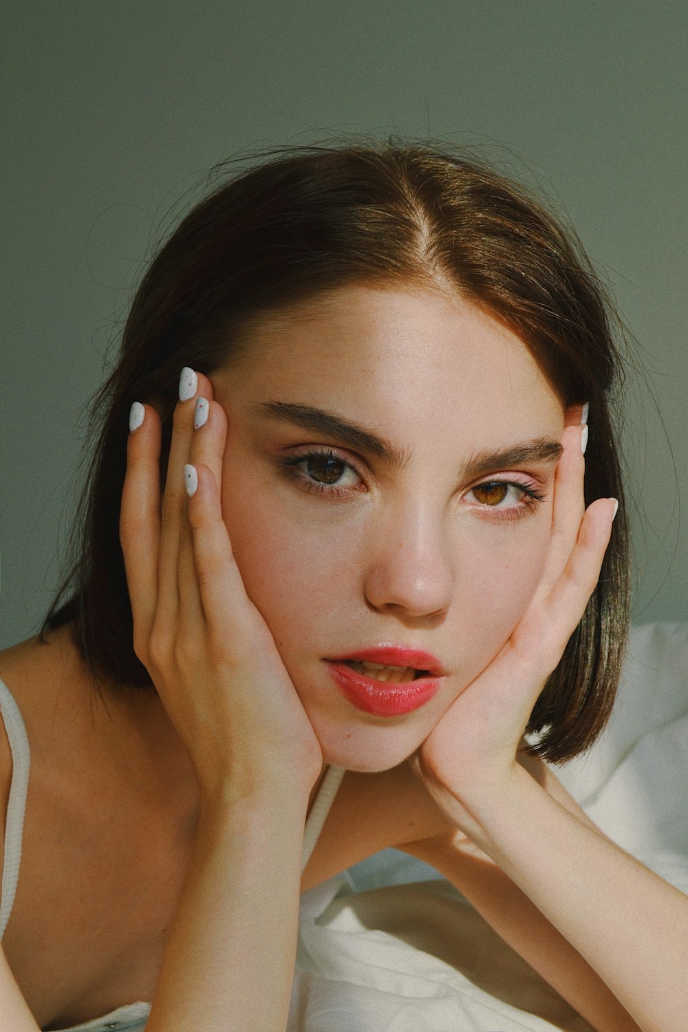 femme en débardeur blanc