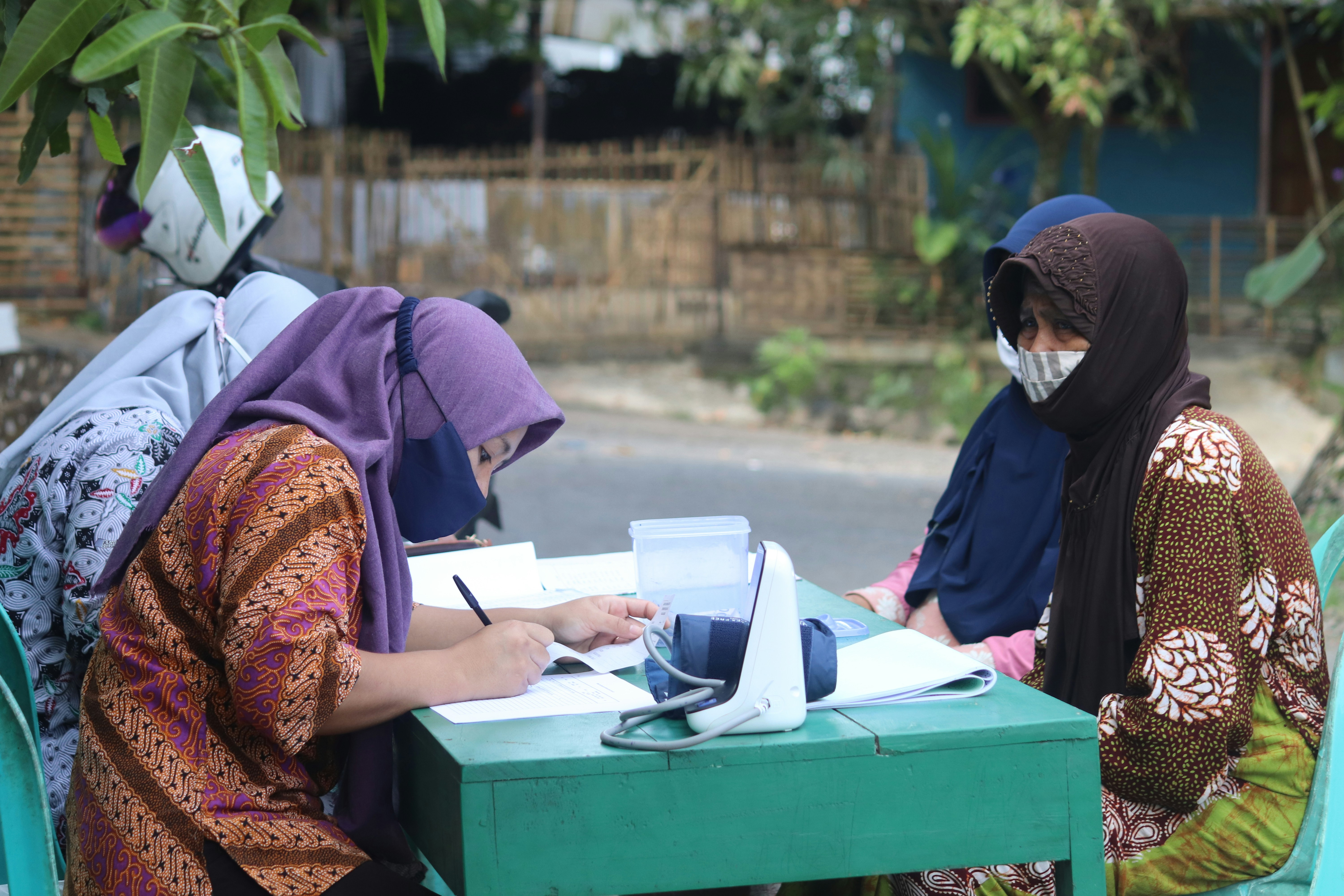 Pelayanan Posbindu di desa Wlahar Kecamatan Wangin dengan pemeriksaan Tensi (20/5-2021)