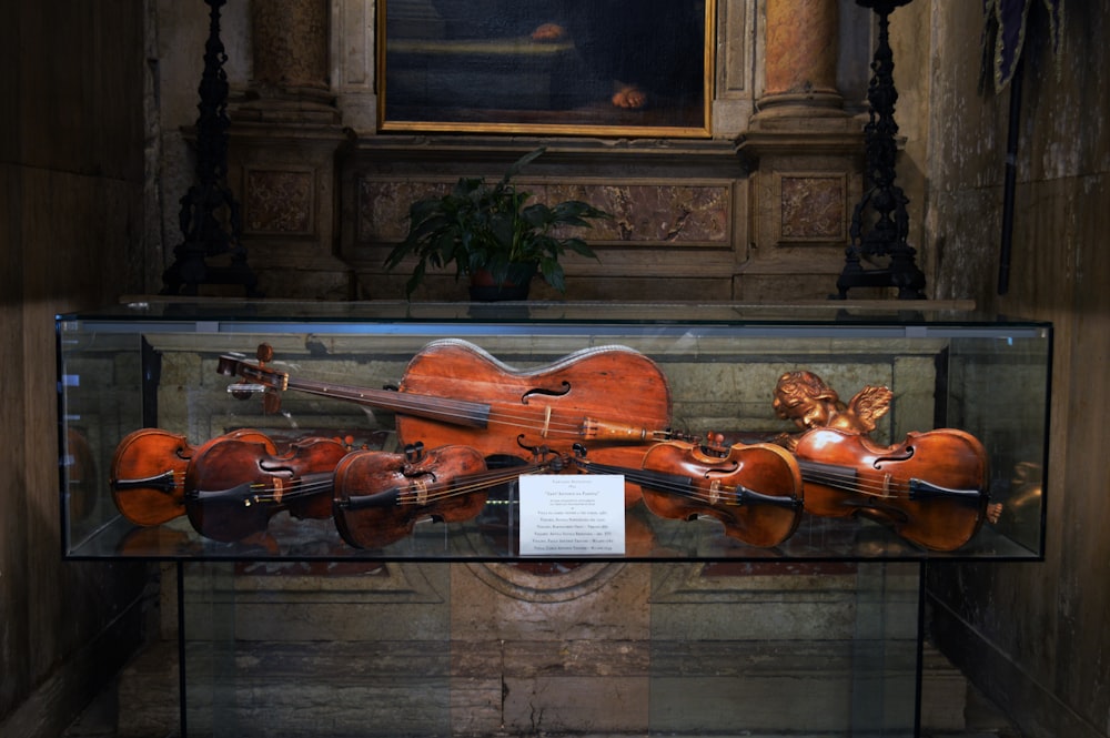 茶色の木製のテーブルの上に茶色のバイオリン