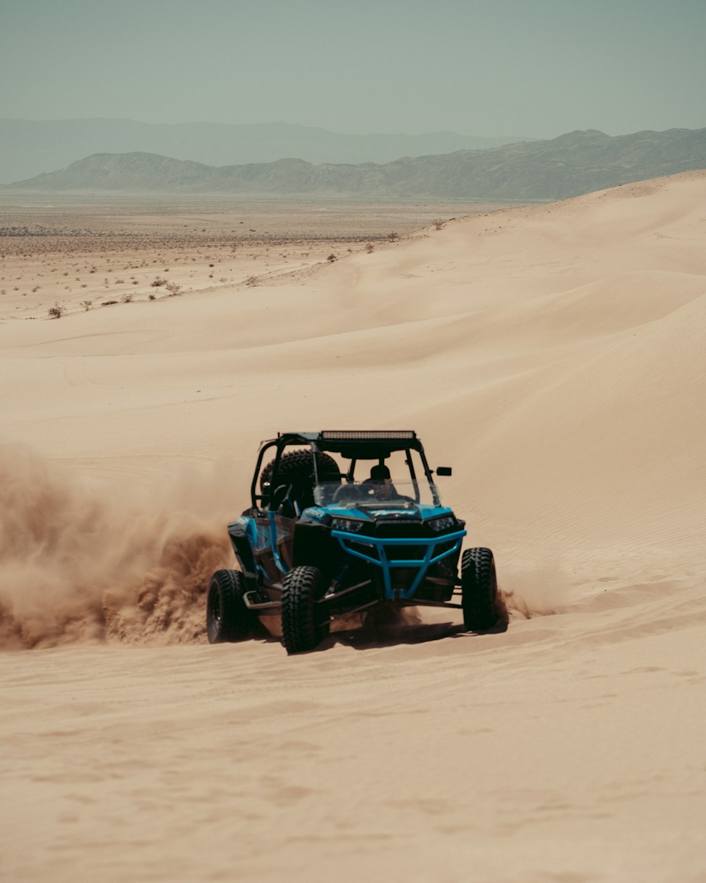 azul e preto jipe wrangler no deserto durante o dia