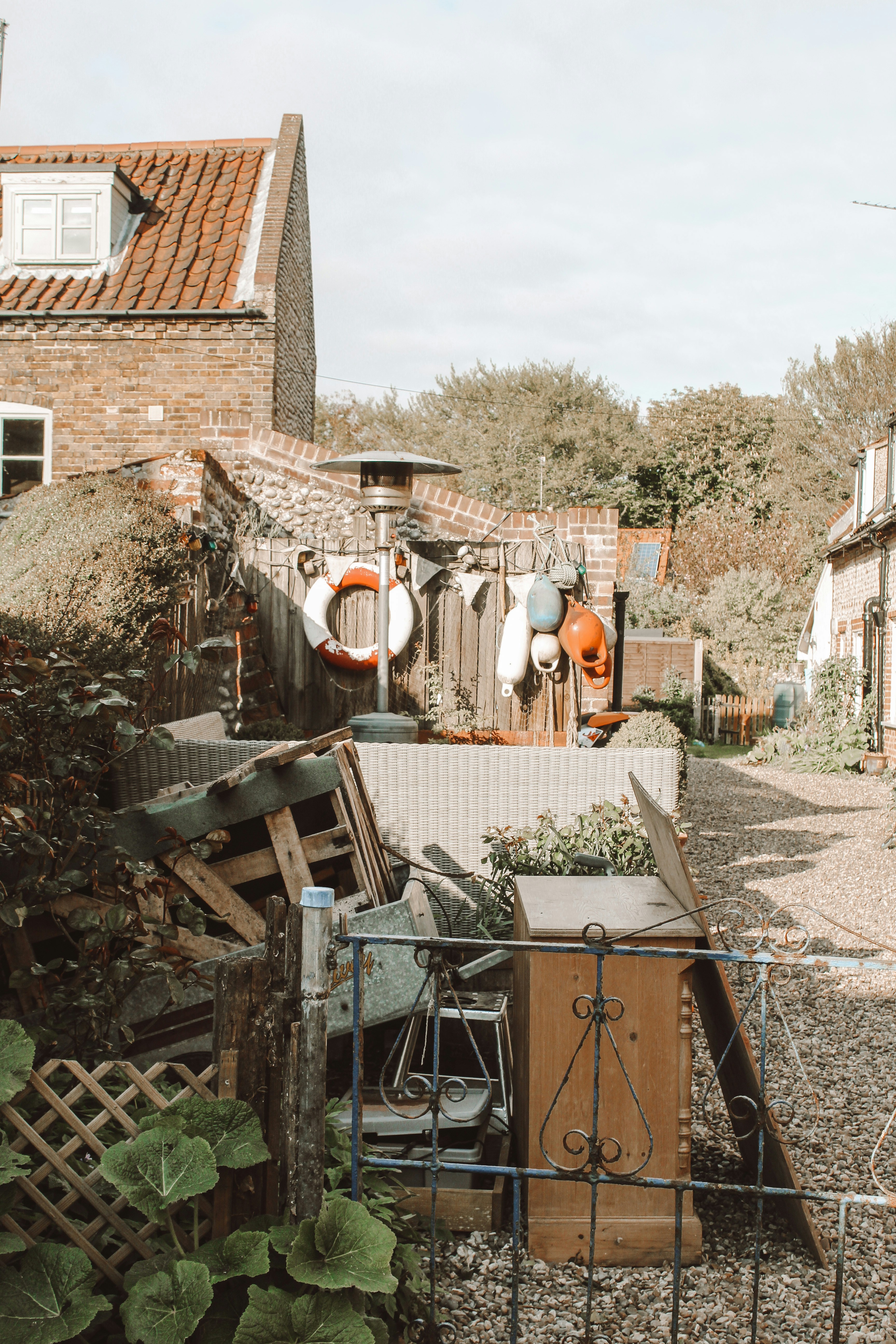 Braunes Backsteingebäude in der Nähe von Brown Brick Building tagsüber