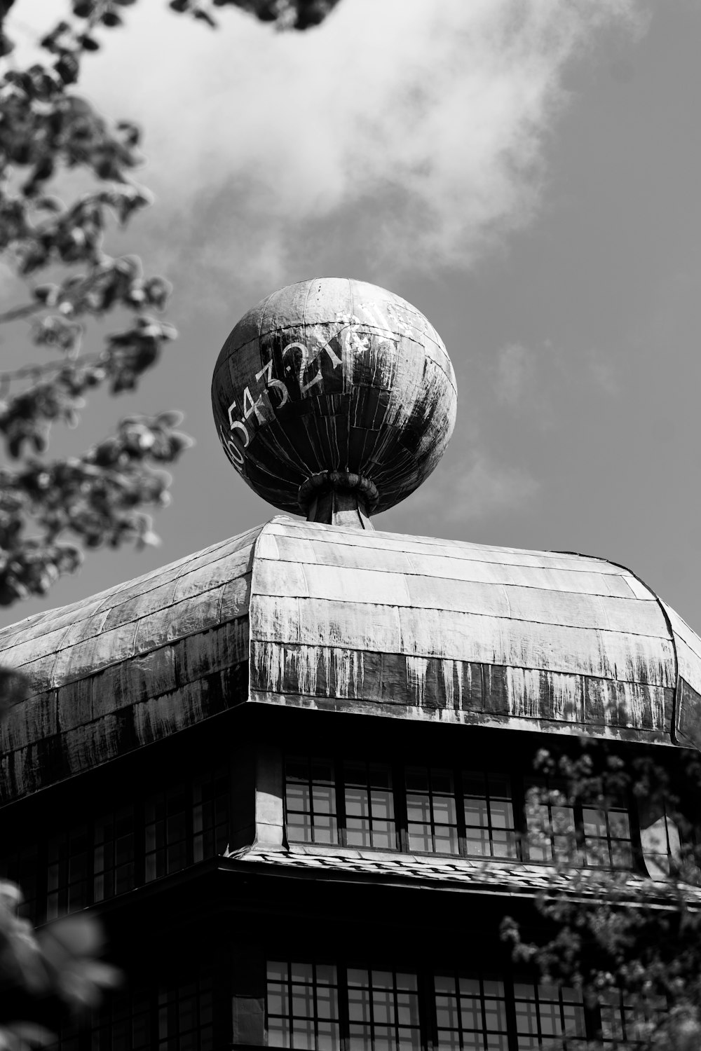 Foto in scala di grigi di un edificio rotondo