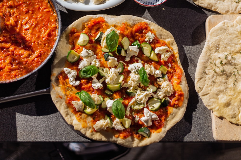 Pizza con verduras verdes y rojas