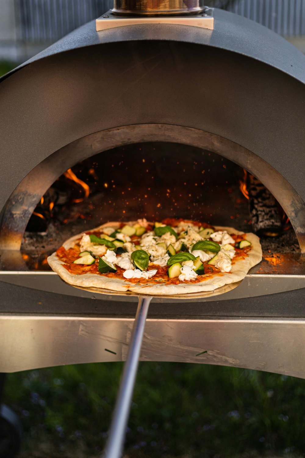 pizza sur plaque en céramique blanche