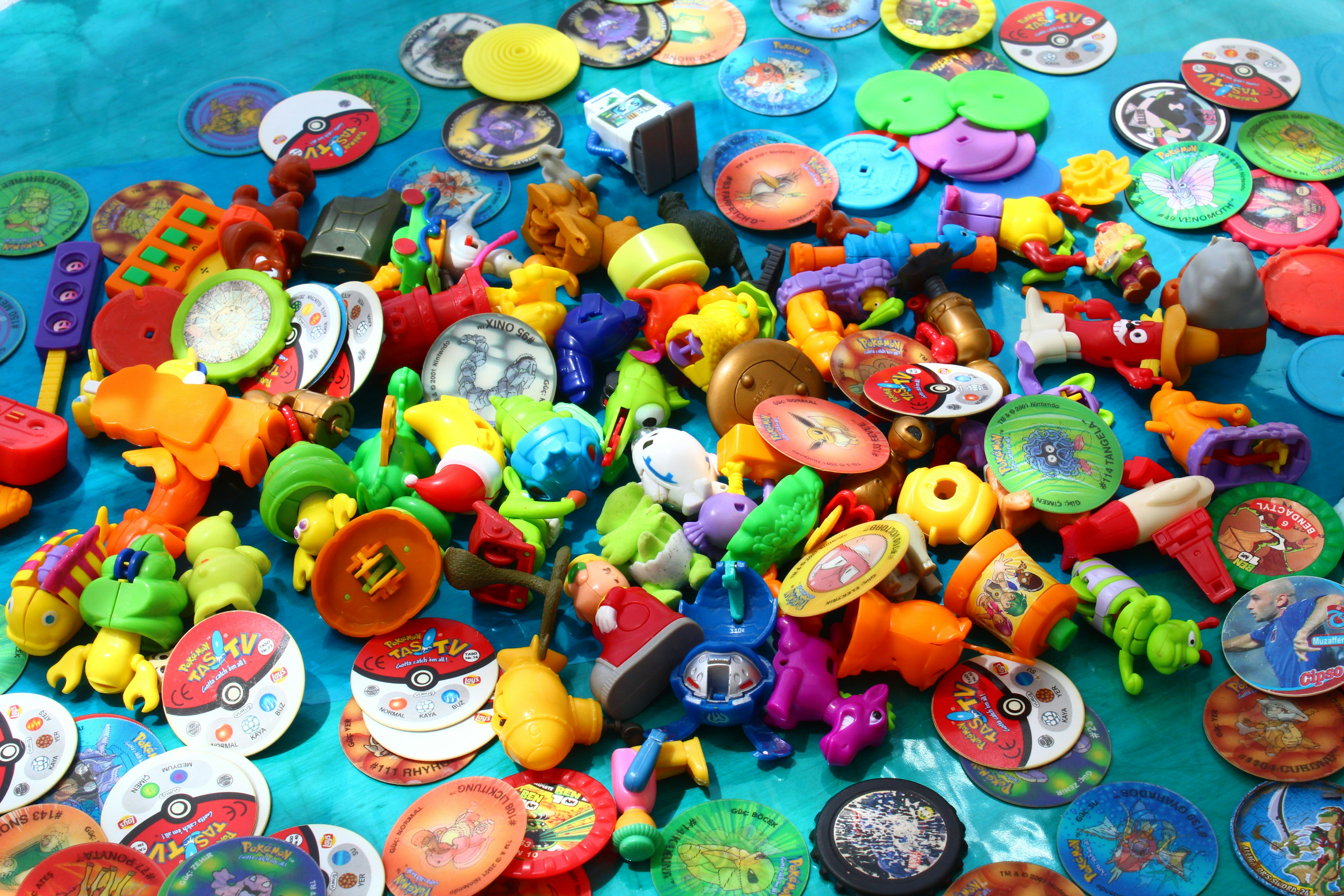 colorful art supplies scattered, ilustrasi artikel Uncover Your Inner Artist: Explore the Wonders of Our Crafts Collection Store 3