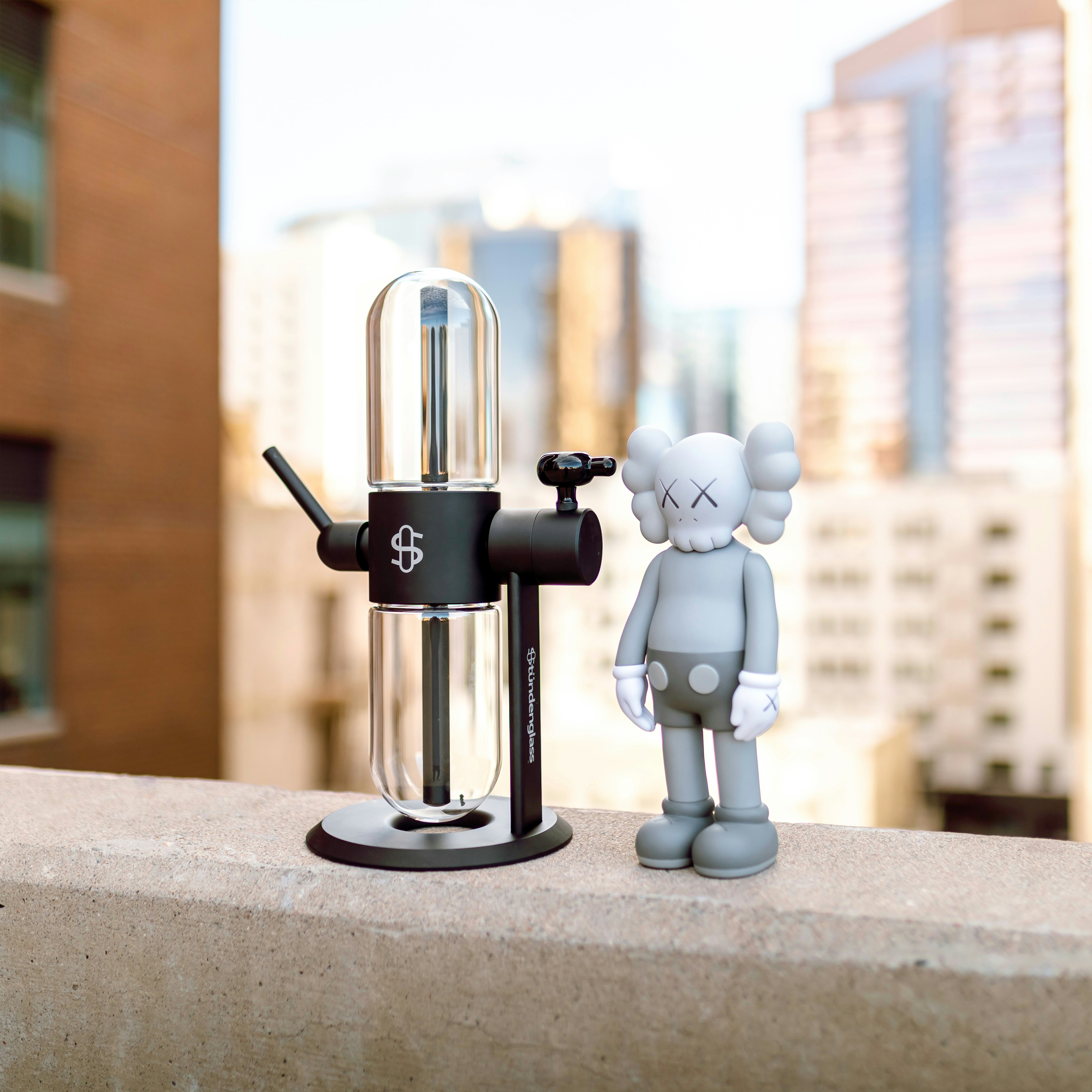 Stündendglass x KAWS