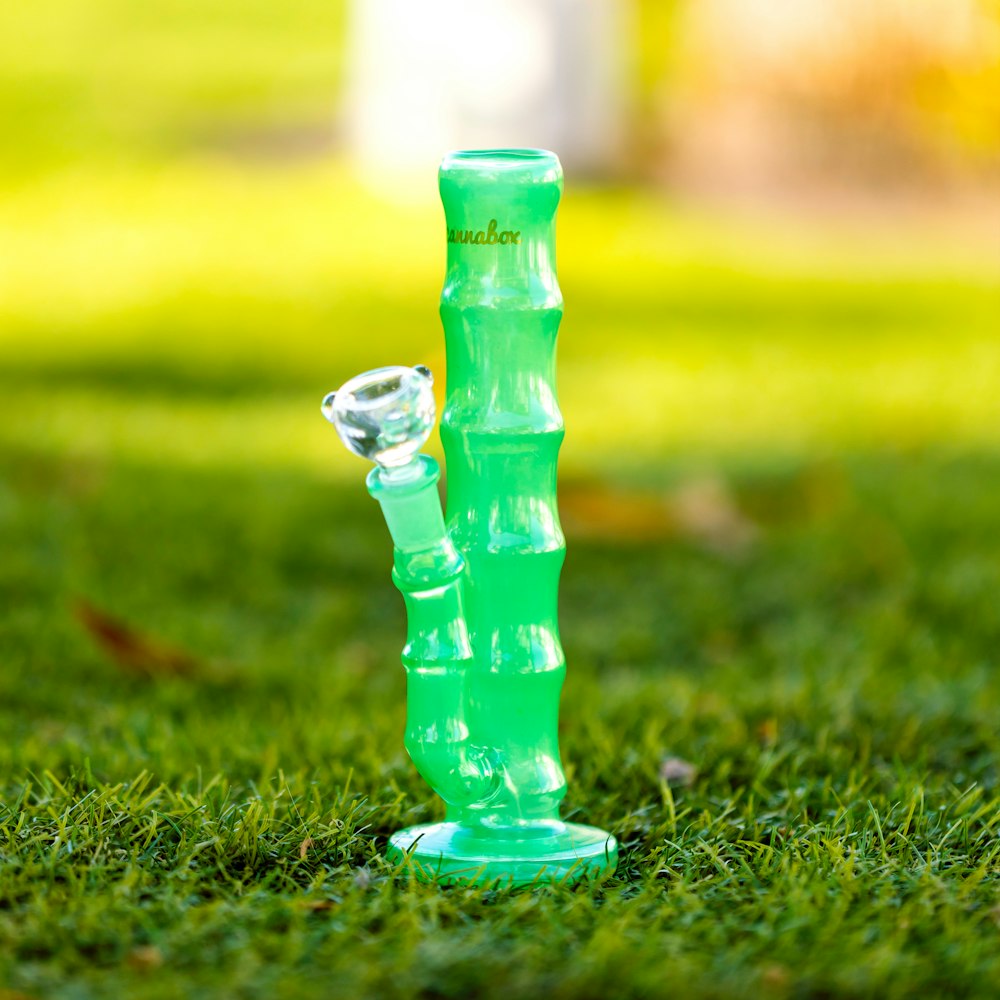 Botella de plástico transparente sobre césped verde durante el día