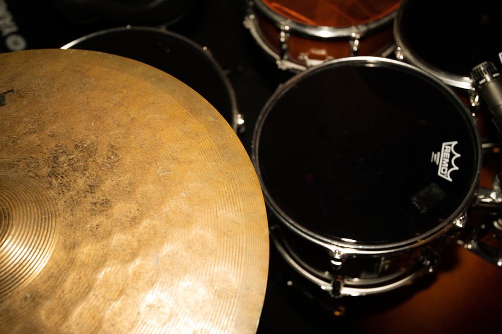 black and brown drum set