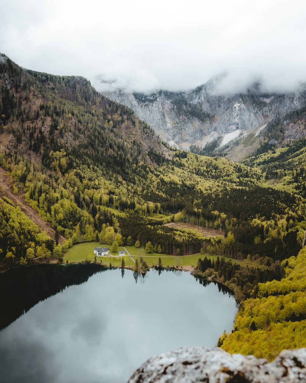 Grüne und braune Berge am See tagsüber