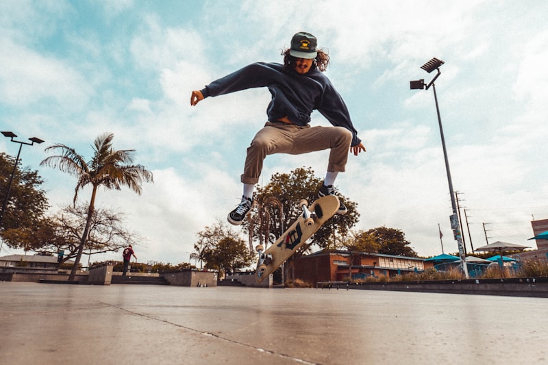 Gruppe von Skateboardern in einem urbanen Skatepark