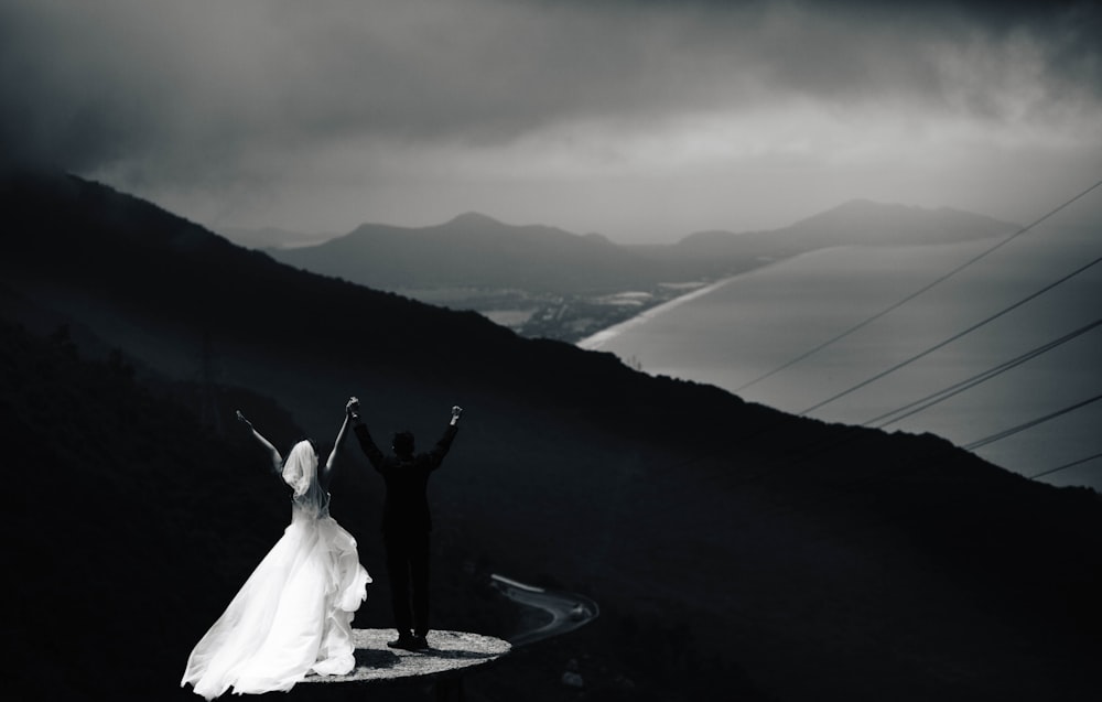 femme en robe blanche debout au sommet de la montagne