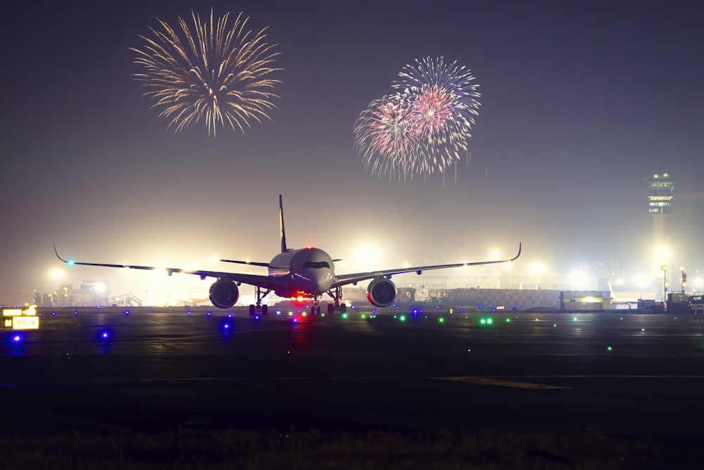 夜間の白と赤の花火大会