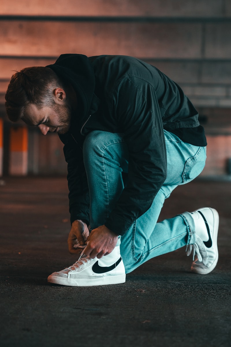 Personne assise avec des baskets à proximité