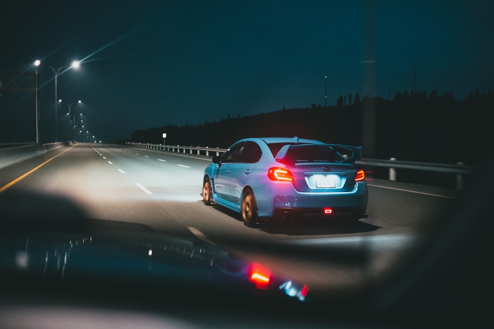 Weiße Limousine nachts unterwegs