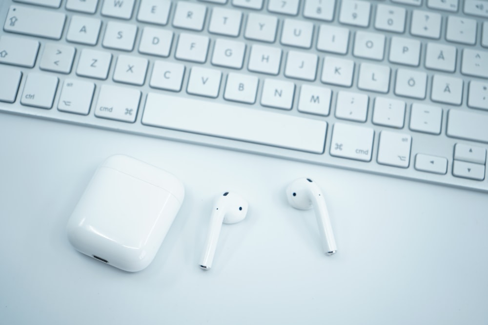 Apple EarPods sur clavier d’ordinateur blanc