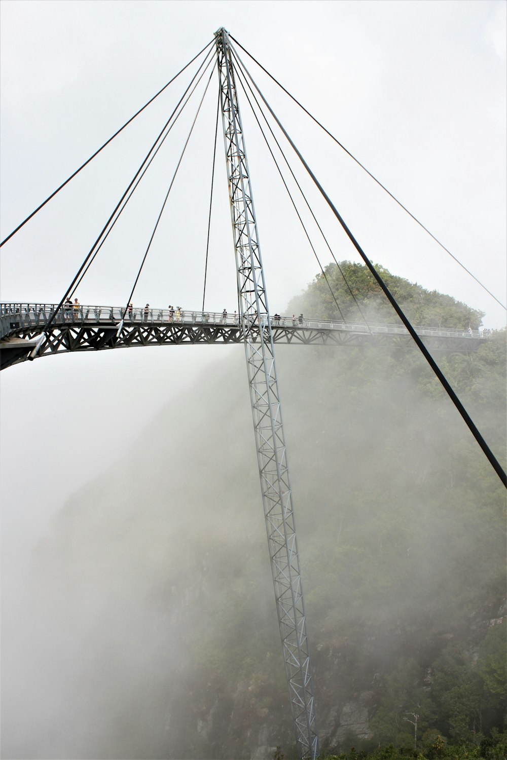 ponte de metal cinza sob nuvens brancas