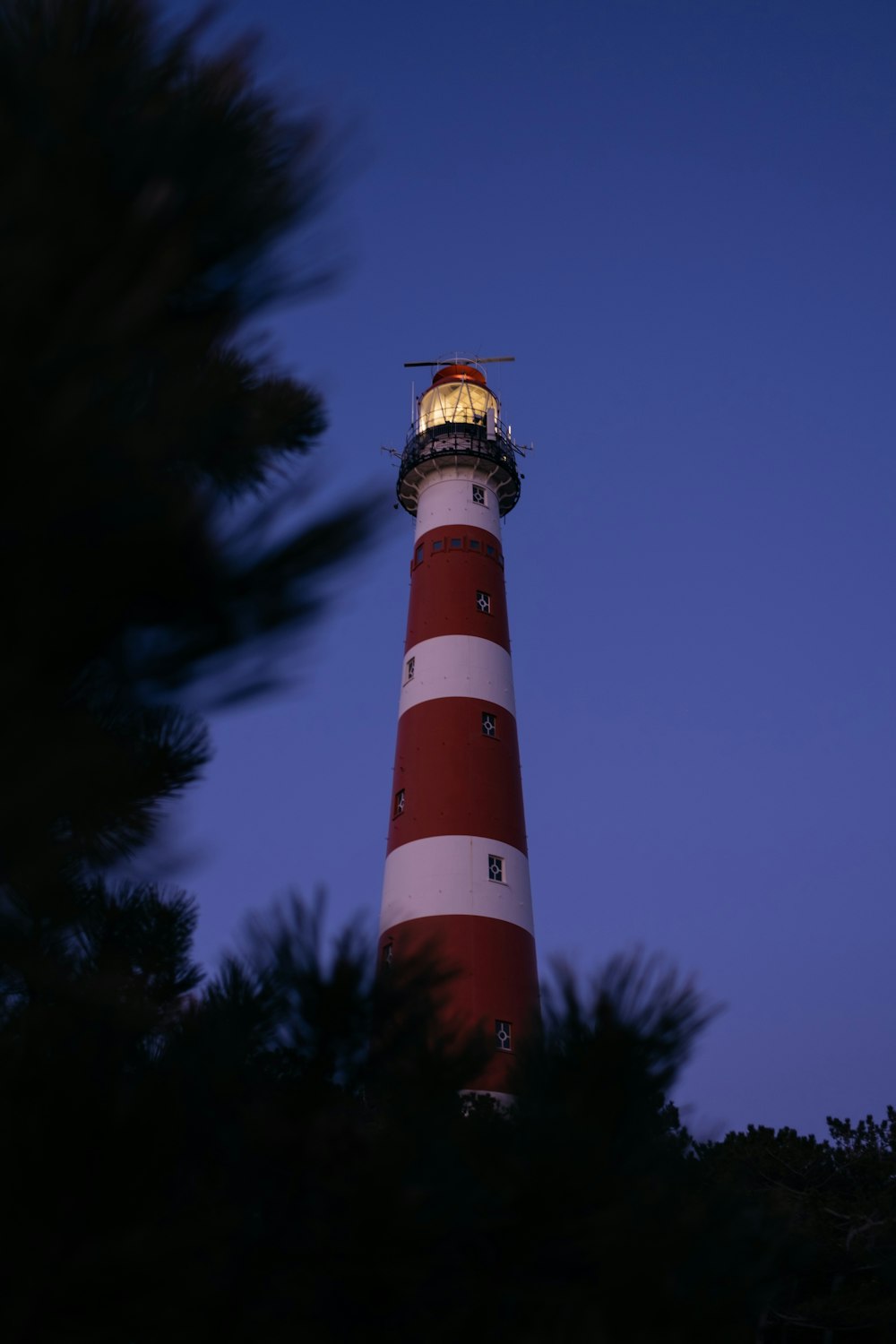 torre vermelha e branca sob o céu azul