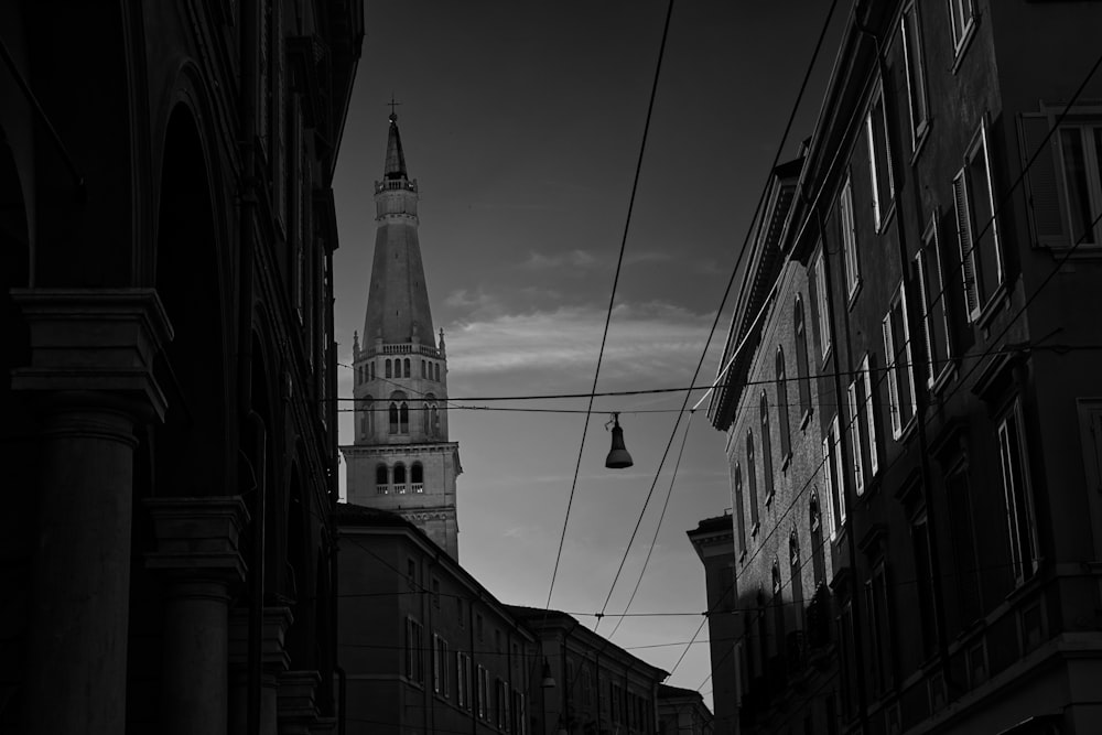 Foto in scala di grigi di un lampione nel mezzo di una città