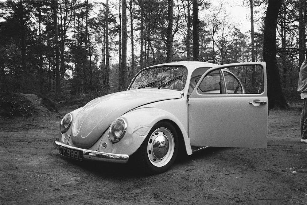Foto in scala di grigi di un'auto d'epoca