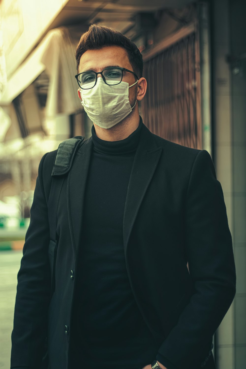 Hombre con chaqueta negra con gafas montadas negras