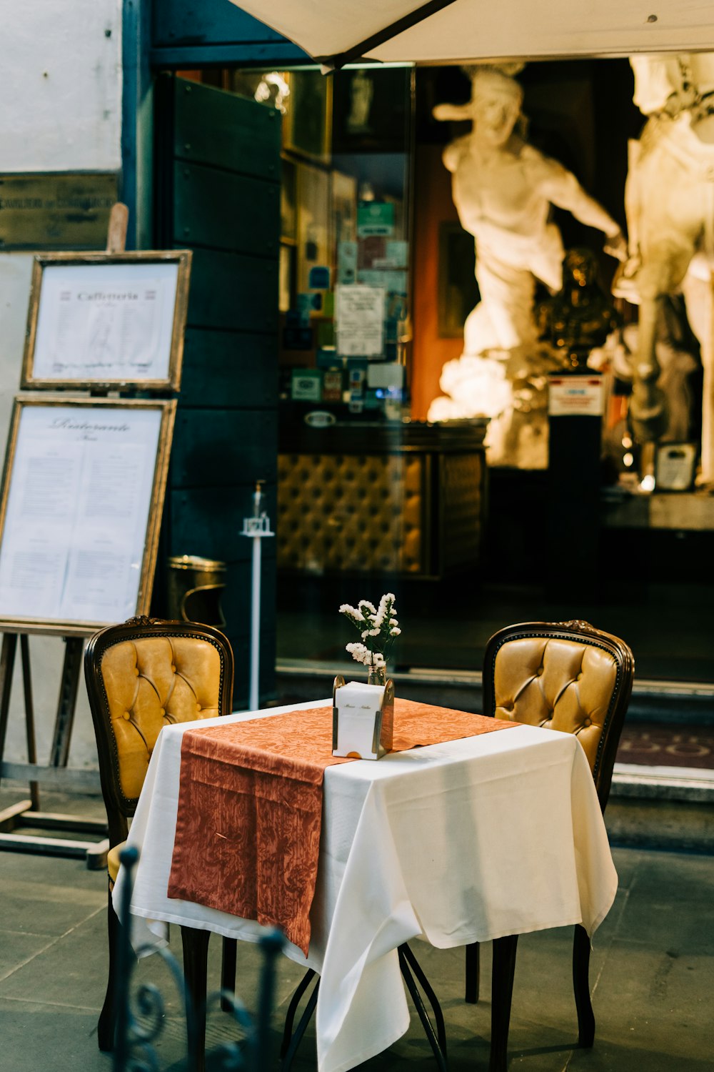 papier d’imprimante blanc sur table en bois brun