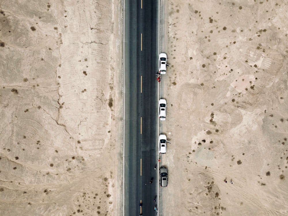 Coches en la carretera durante el día