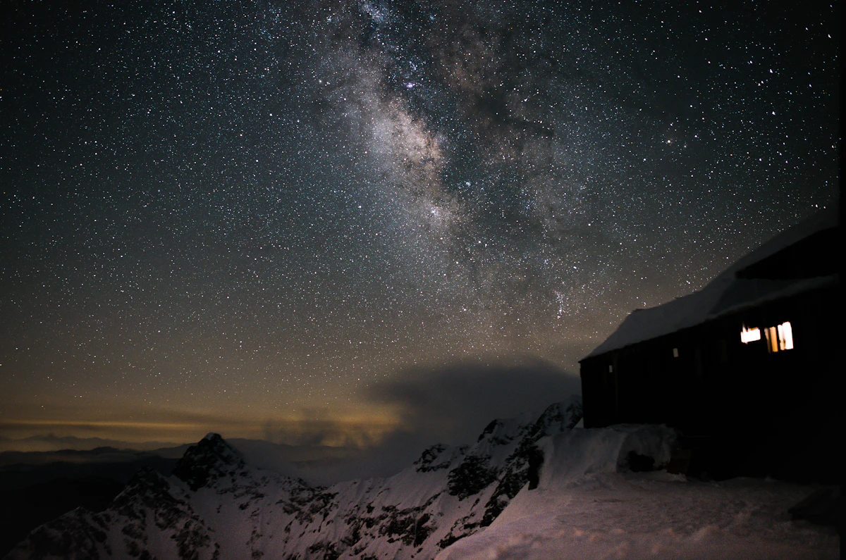 日本の山あいで撮影された星空。空気の澄んだ高原では、肉眼でも天の川が見える。
