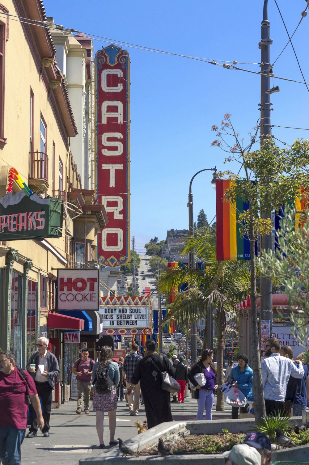 Personas que caminan por la calle durante el día