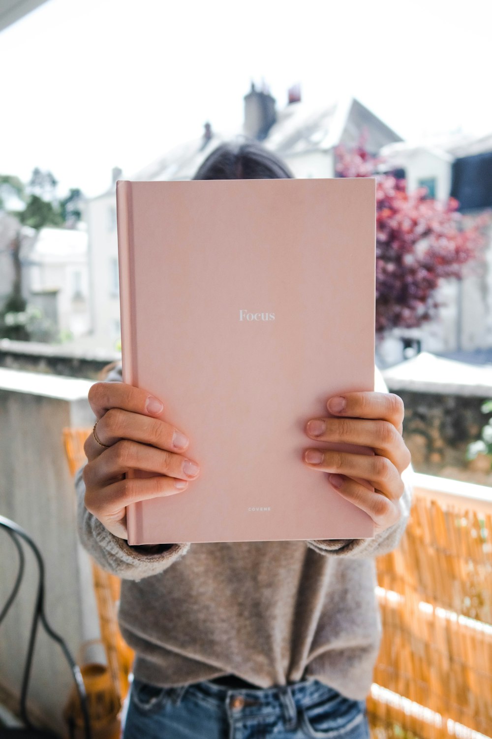 Personne tenant un iPad blanc pendant la journée