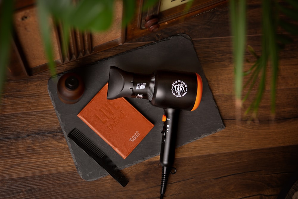 schwarz-orangefarbenes Mikrofon auf braunem Holztisch