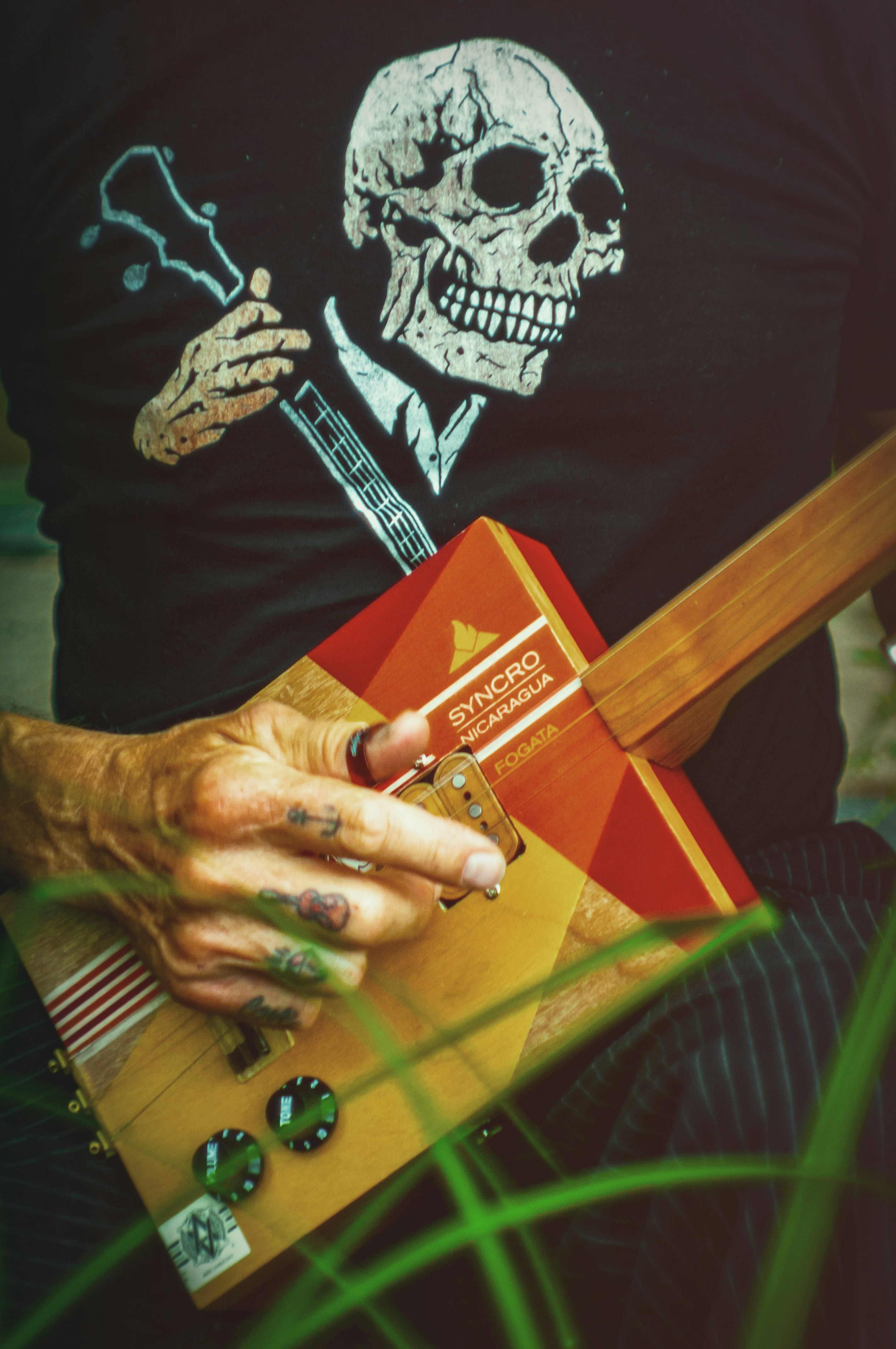 C I G A R B O X G U I T A R . Made by Sebastian Rigolet. Played by SLUR. ** https://www.slurmonobanda.de