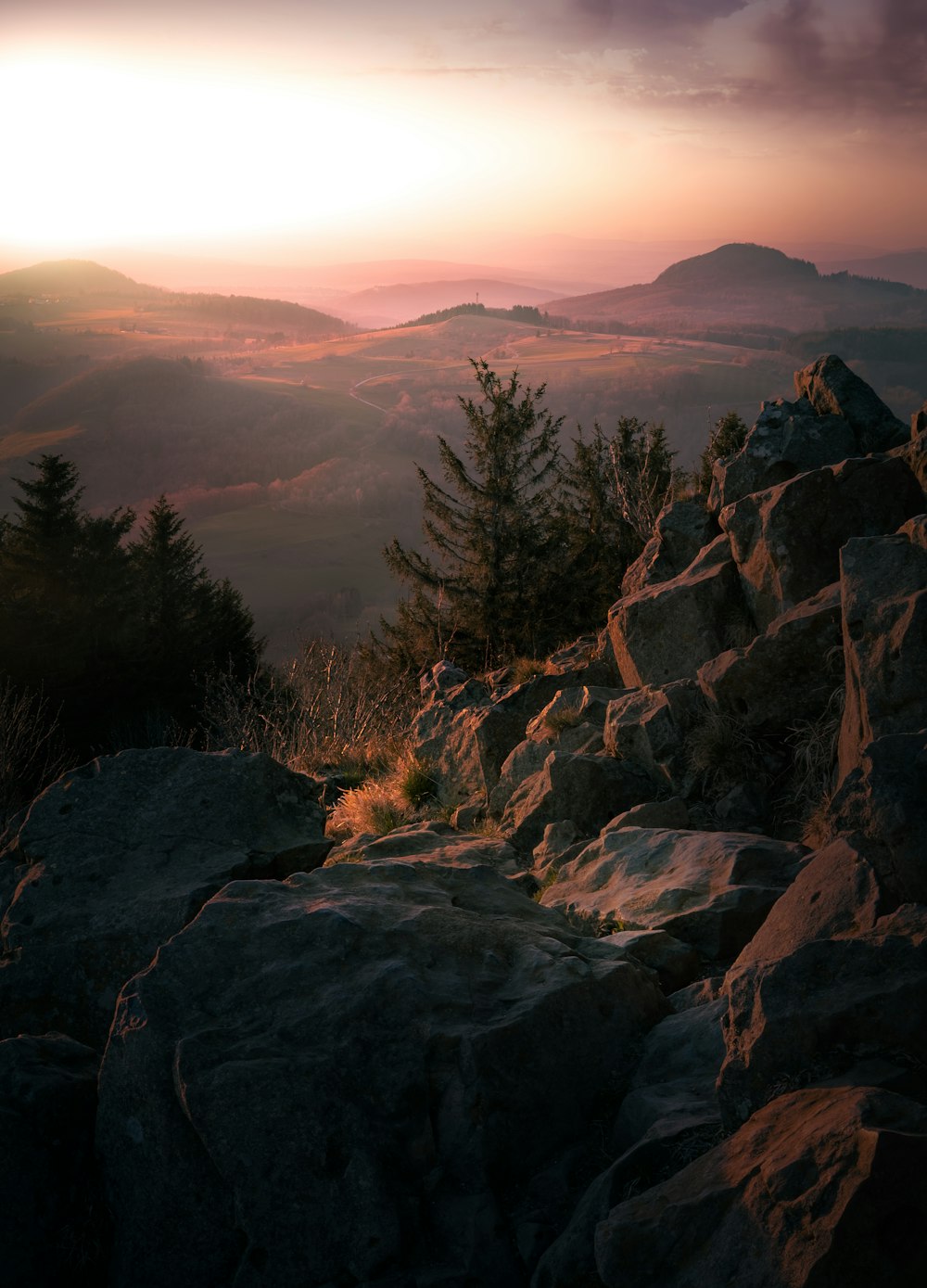 Montaña rocosa marrón y gris durante la puesta del sol