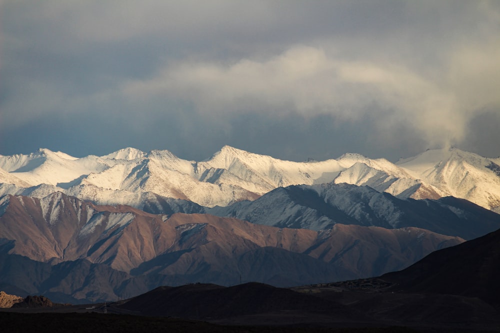 montagna innevata durante il giorno