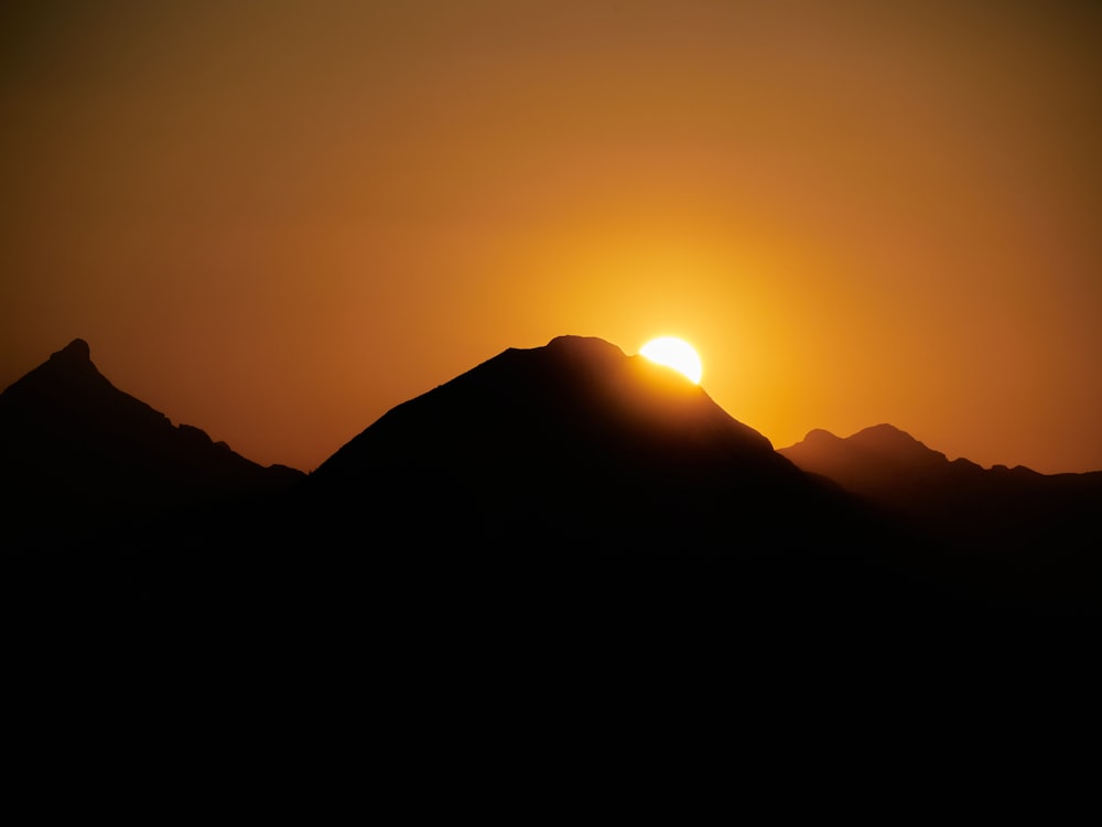 silhouette de montagne au coucher du soleil