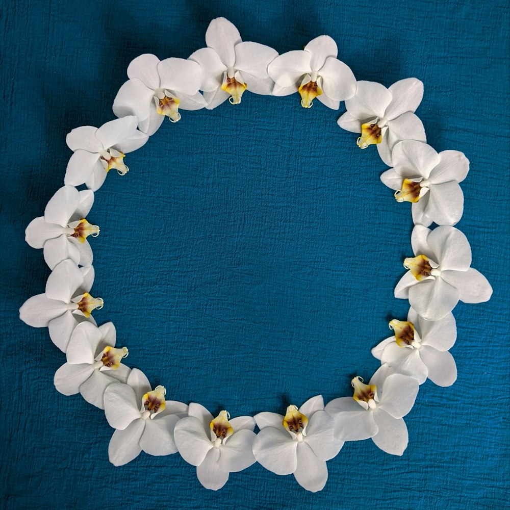 Couronne de fleurs blanches et jaunes