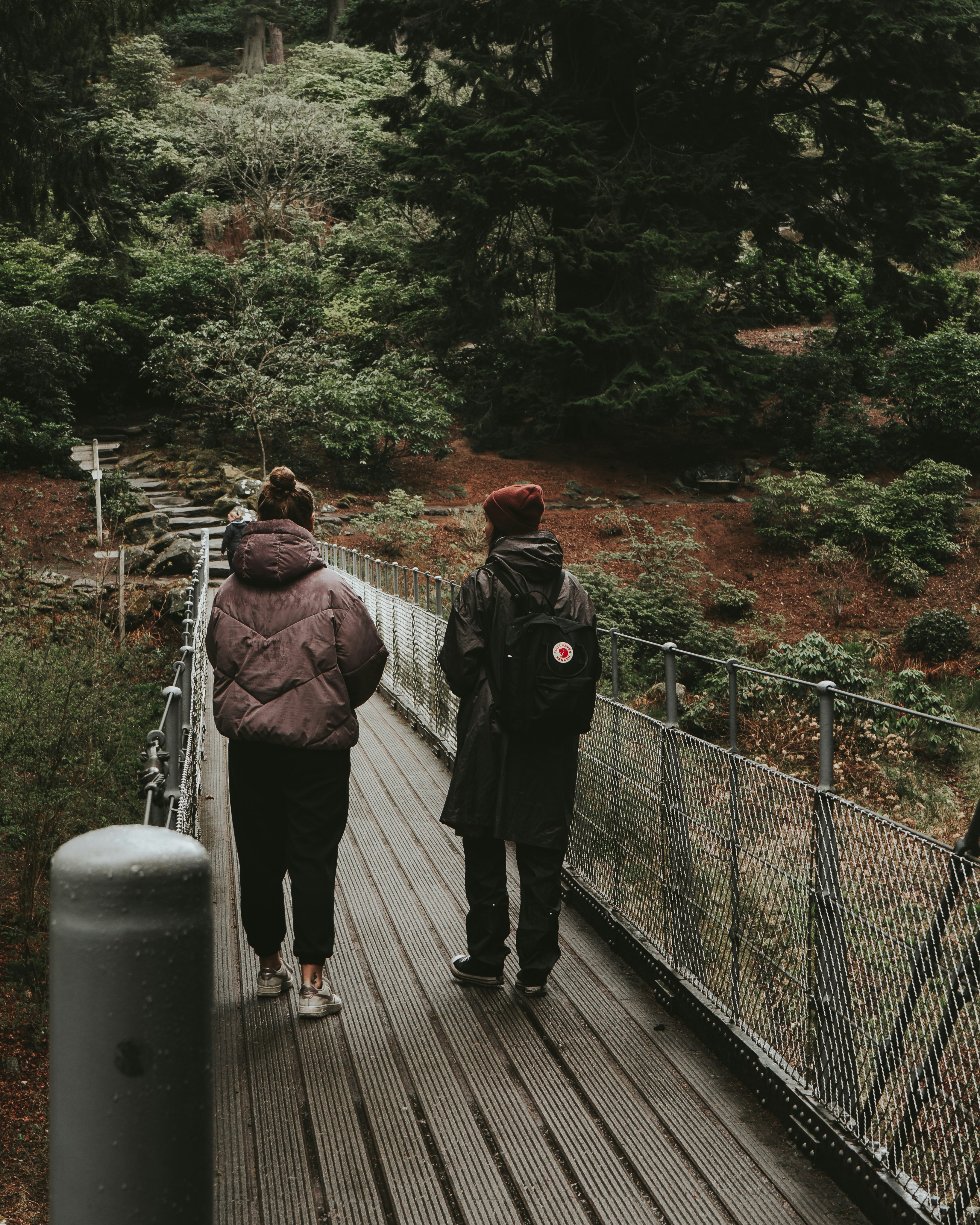 Mann und Frau gehen tagsüber auf der Brücke