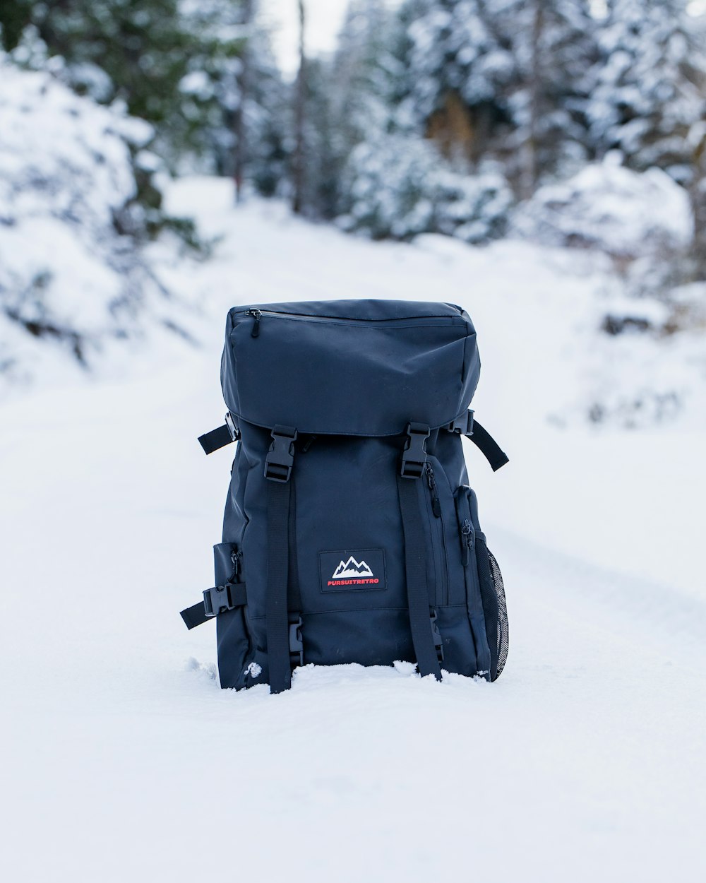 Mochila negra en suelo nevado