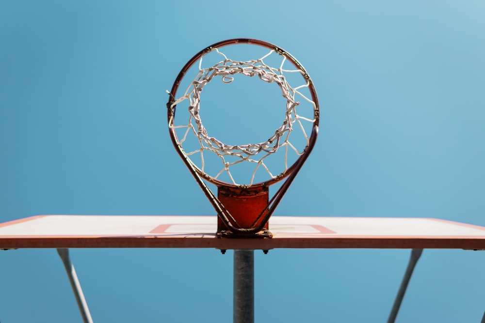 aro de baloncesto bajo el cielo azul durante el día