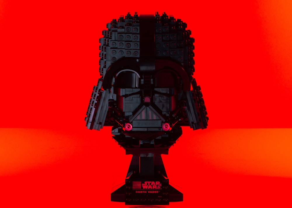 Nonthaburi, Tailandia - El 11 De Enero De 2017: Lego Stormtrooper Dar Caja  De Papel De Forma De Corazón Rojo A Lego Darth Vader Sobre Fondo De Color  Rosa Con Copia Espacio